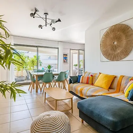 Chez Viviane Parking/ Classe 4 * La Ciotat